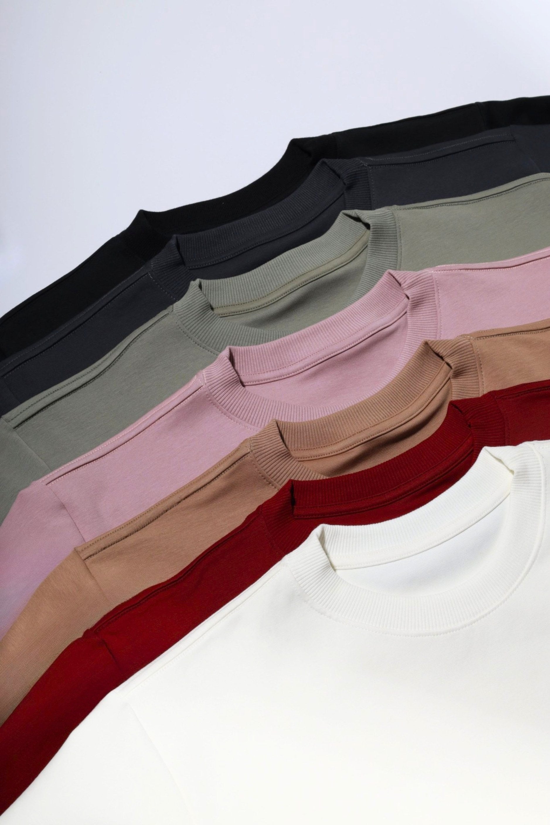 Detalle de los cuellos en rib de la camiseta básica Top Premium