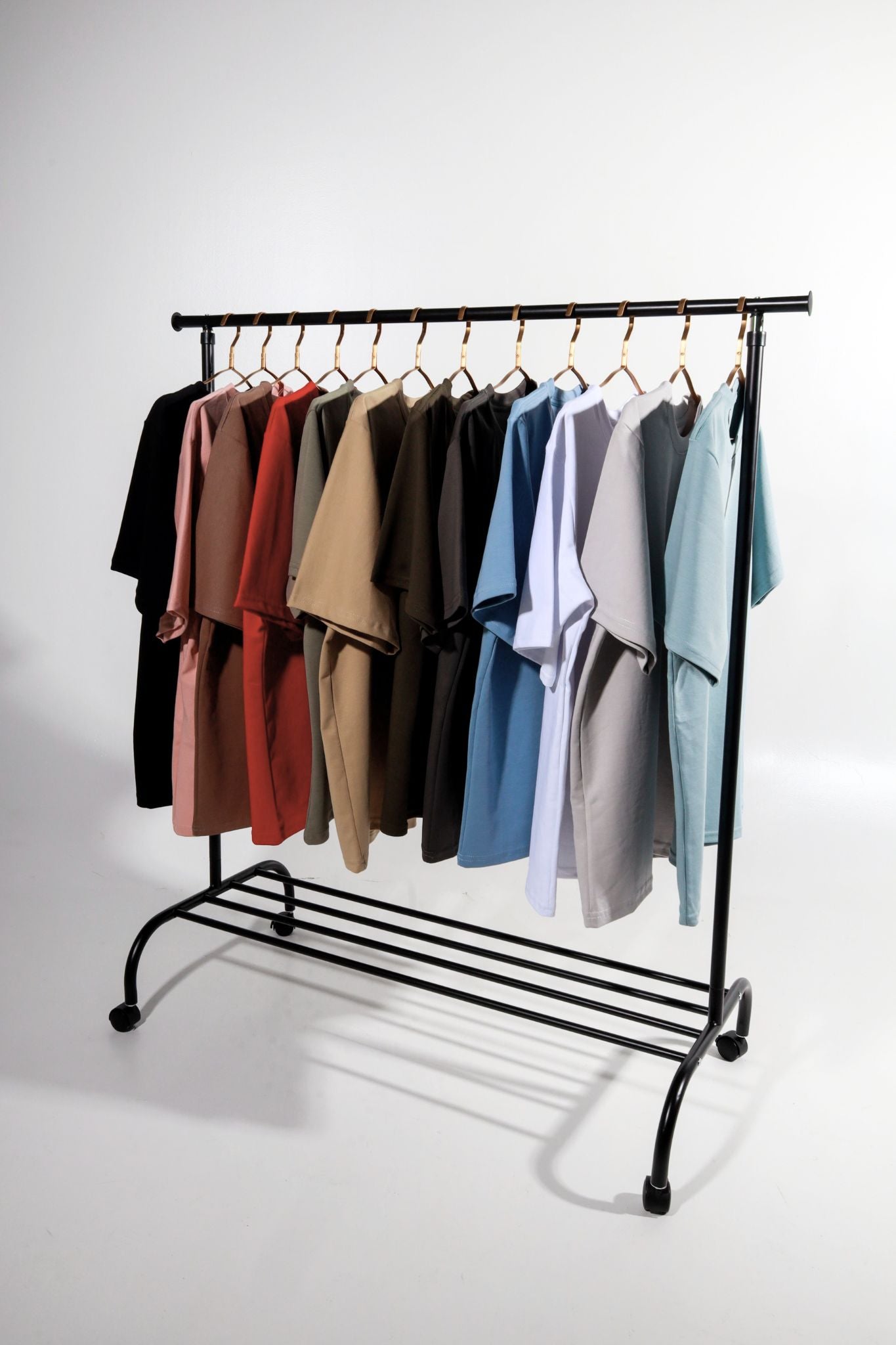 Rack con camisetas básicas