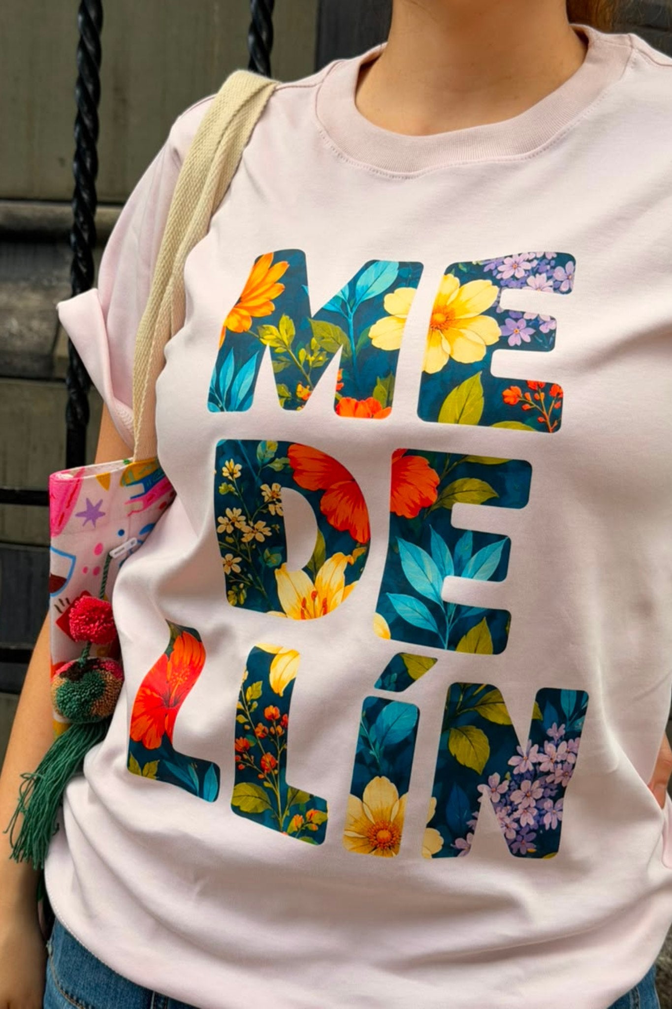Camiseta Medellín Flores Algodón Peruana Rosado Semi Oversize